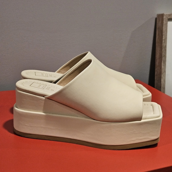 Women's Square Toe Platform Sandals - Picture 5 of 8